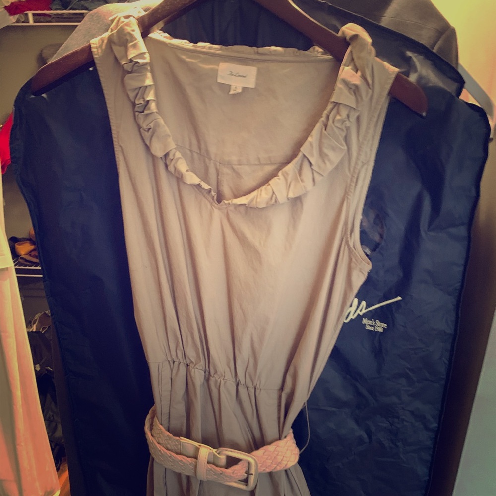 Dress with ruffled neckline